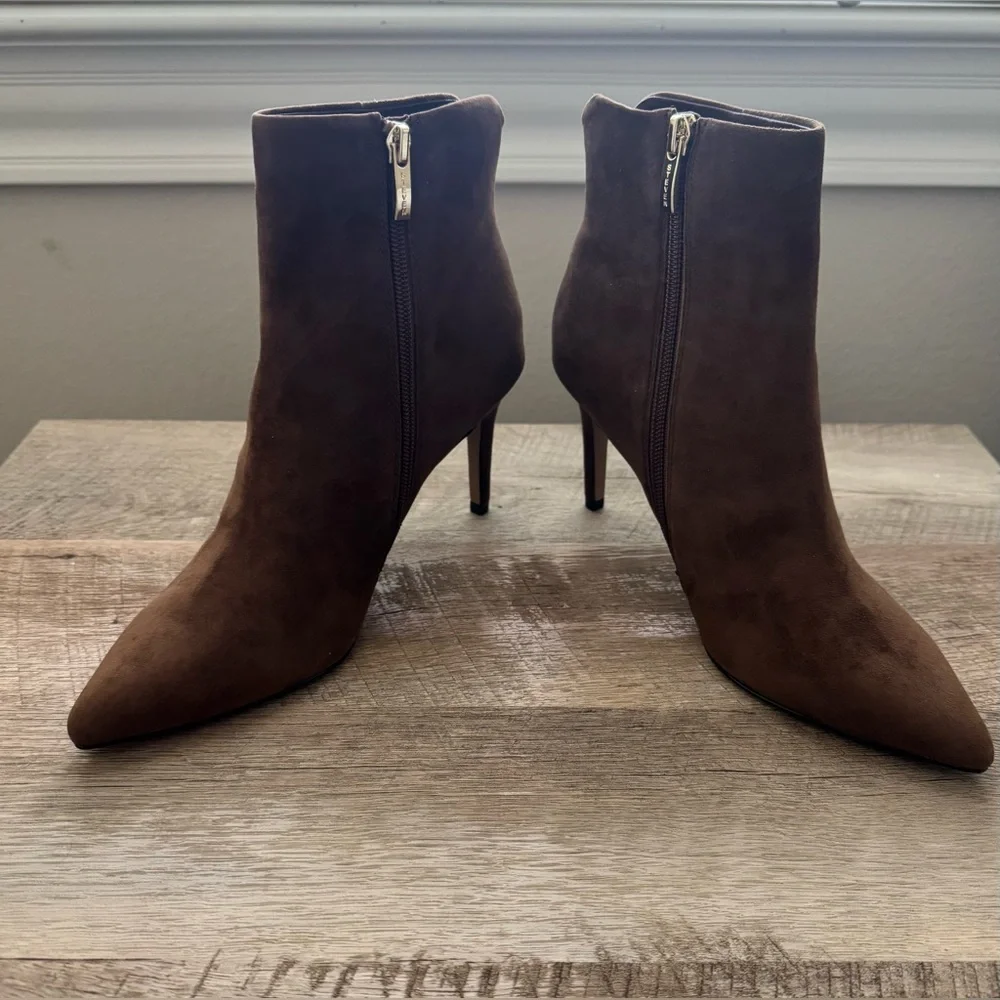 NWOB Steven New York - brown suede bootie with gold tone hardware - Picture 2 of 7